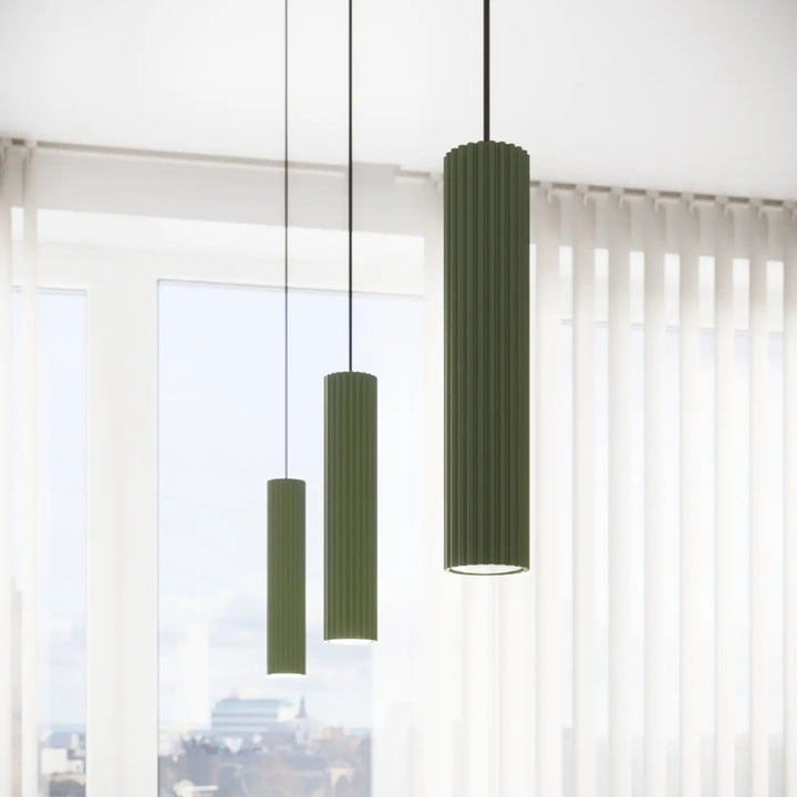 Suspension Luminaire vert olive allumée, vue rapprochée