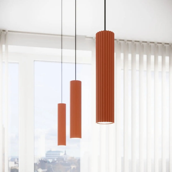 Suspension Luminaire ocre rouge allumée, vue rapprochée