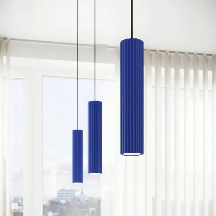 Suspension Luminaire outremer allumée, vue rapprochée
