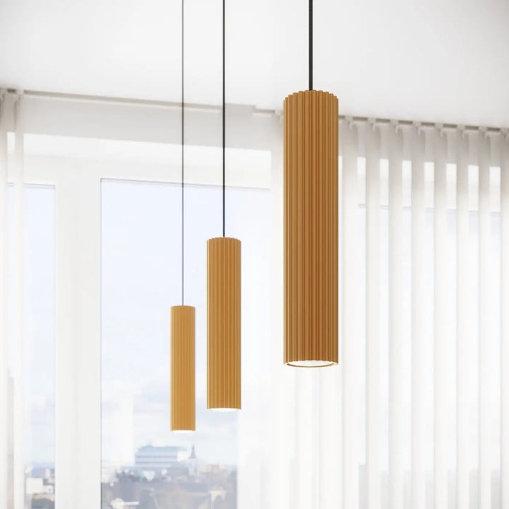 Suspension Luminaire doré allumée, vue rapprochée