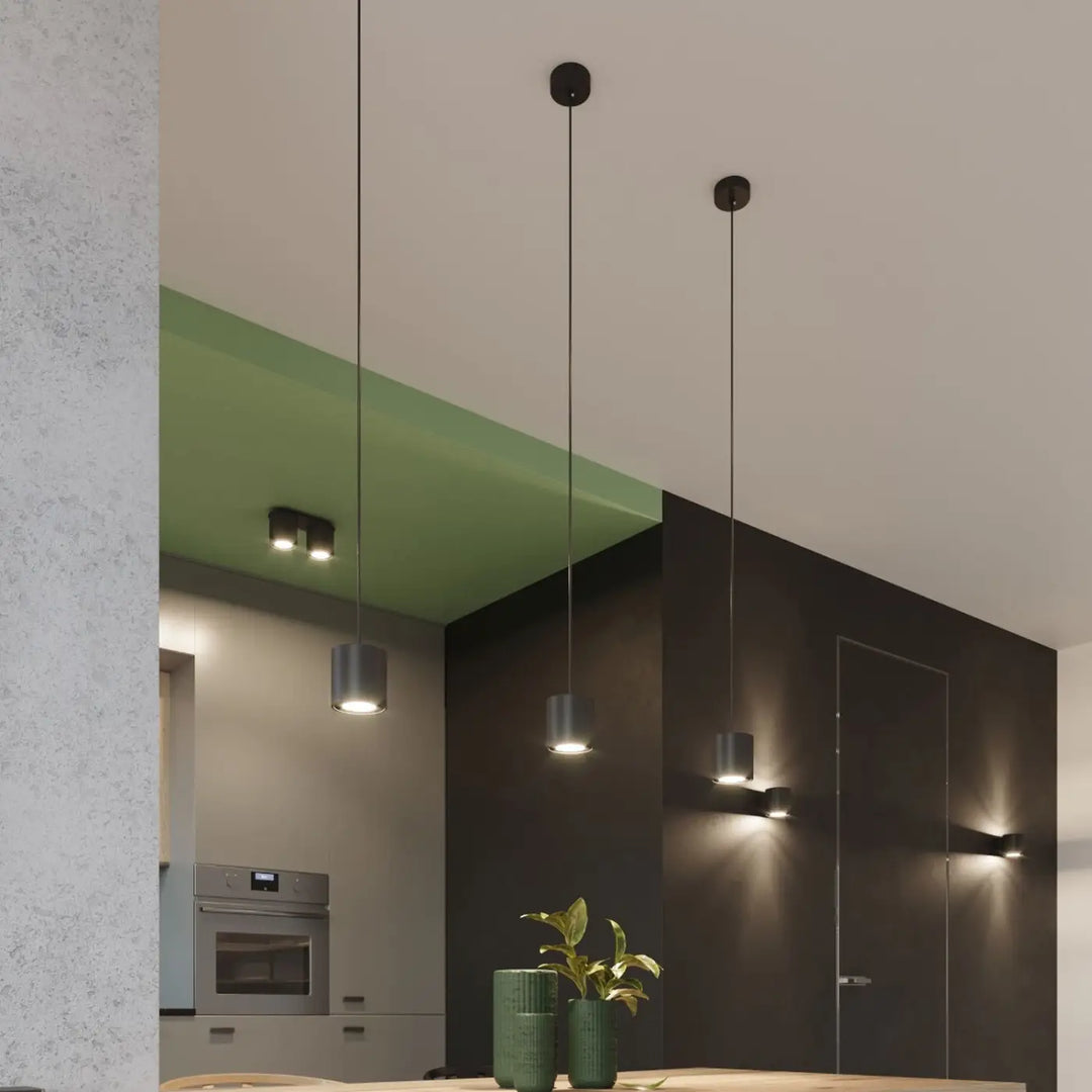Suspension Orbis noire à cylindre en aluminium dans une cuisine ouverte