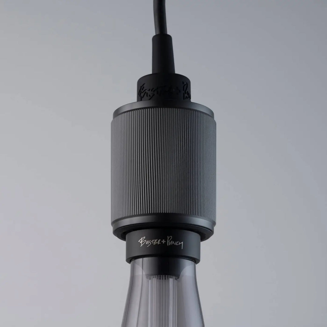 Suspension luminaire Heavy Metal à gravure alignée finition grise #couleur_gris