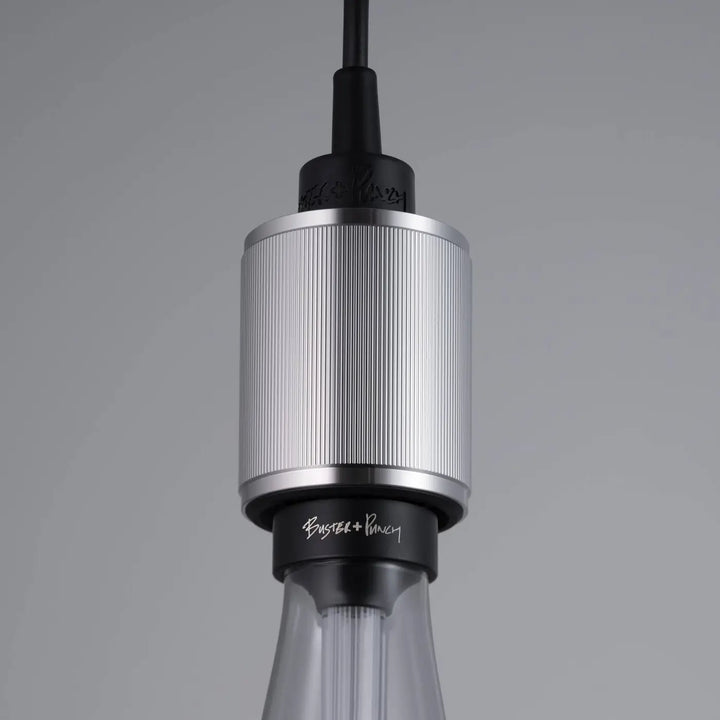 Détail de la suspension Heavy Metal à gravure alignée en acier #couleur_argent