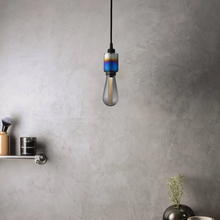 Suspension Heavy Metal à gravure alignée en acier brûlé dans une chambre #couleur_multicolore