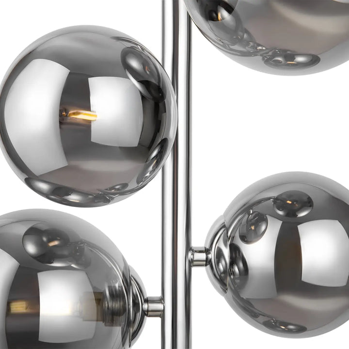 Luminaire suspension dallas compacte avec six globes sphériques chrome et structure métallique réfléchissante polie