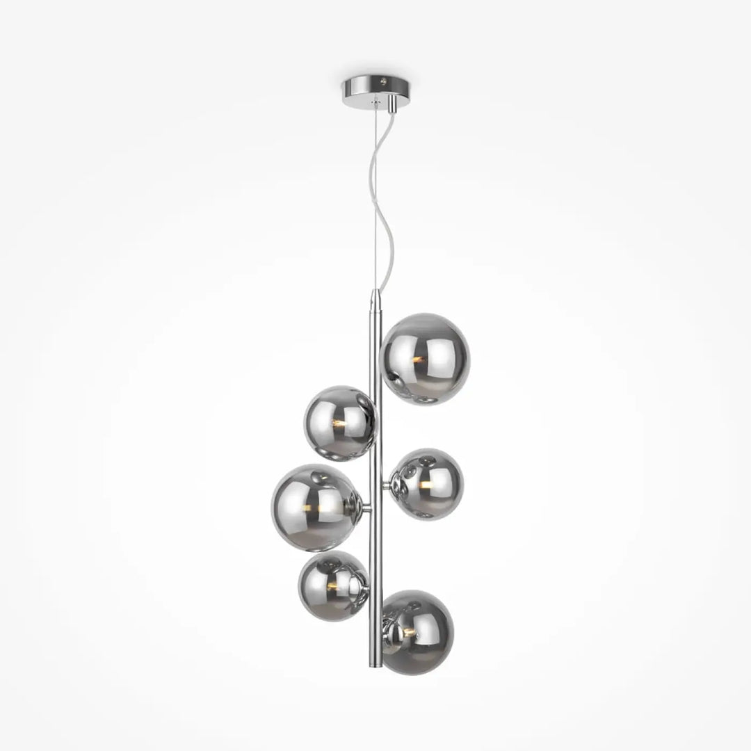 Suspension luminaire dallas compacte avec sept globes en verre sphériques chromés disposés en grappe verticale