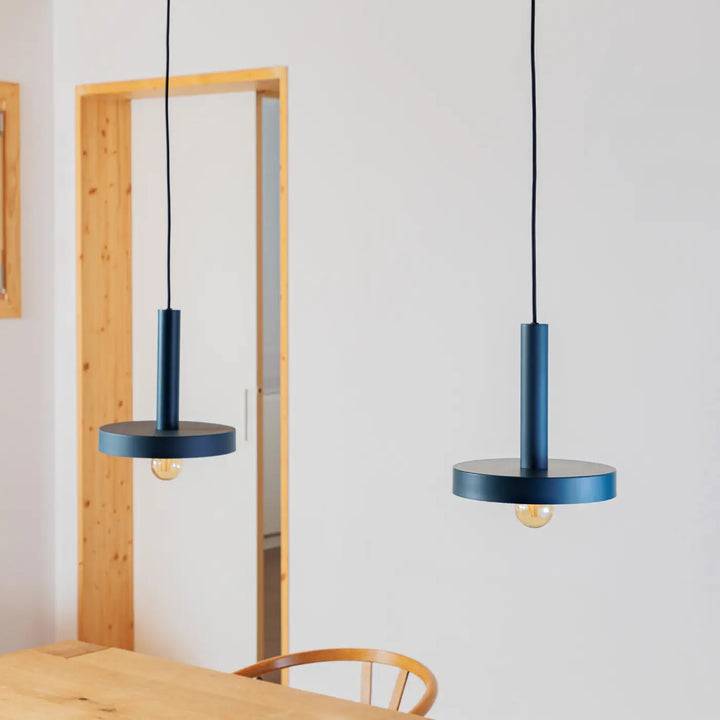 Suspension Whizz blanche et bleue dans un décor