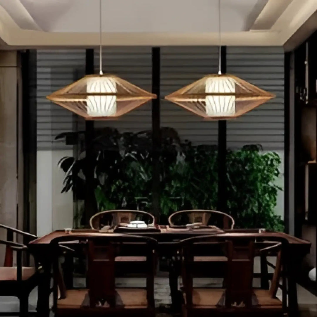 Suspension luminaire bambou avec design aérien tissé en bambou au-dessus d’une table pour présence lumineuse chaleureuse