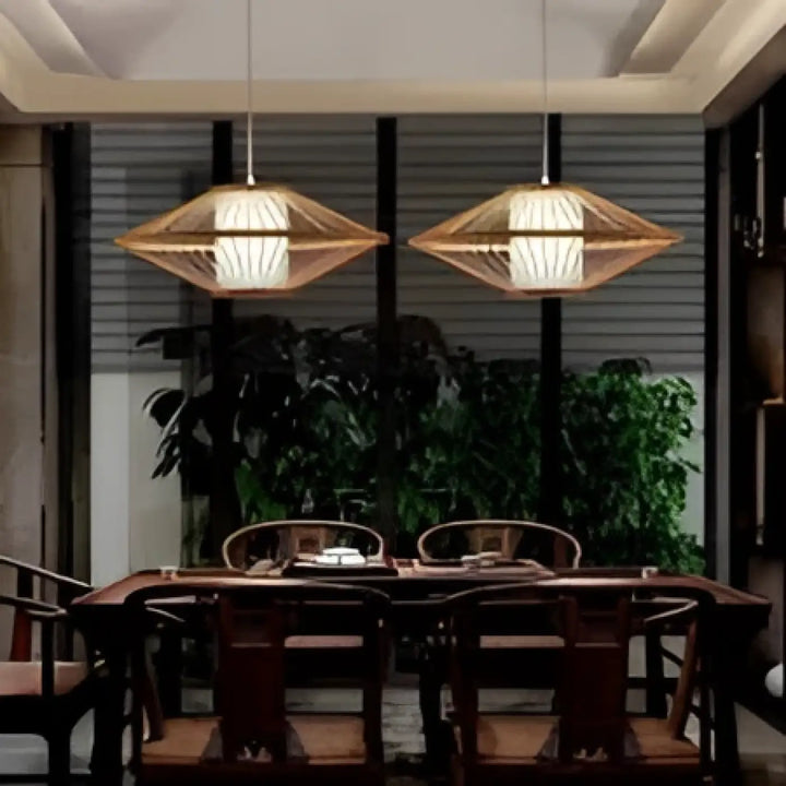 Suspension luminaire bambou avec design aérien tissé en bambou au-dessus d’une table pour présence lumineuse chaleureuse