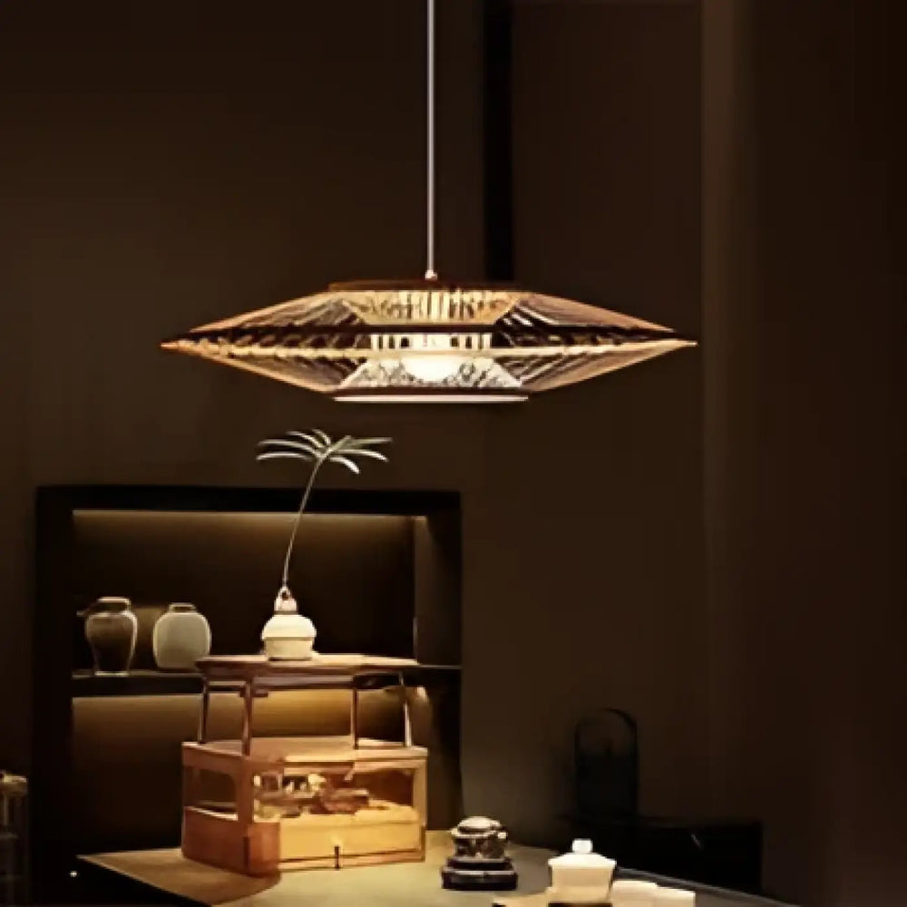 Suspension luminaire bambou avec cadre hexagonal en bambou tissé pour une présence lumineuse aérien au-dessus d’une table