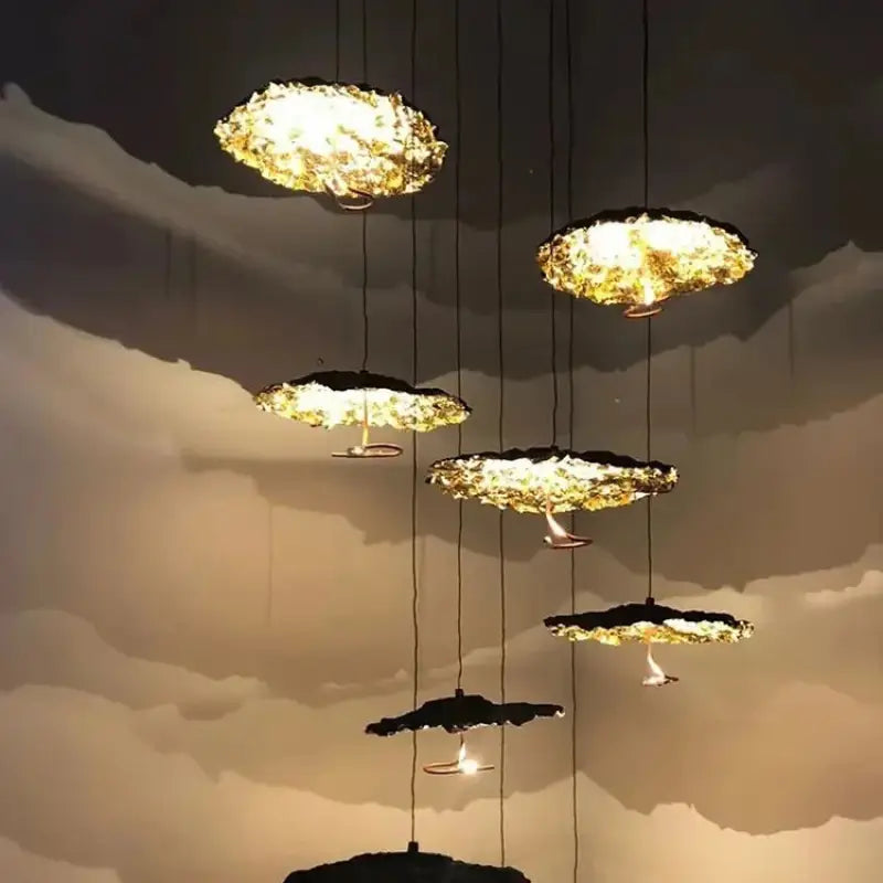 Suspension artistique feuilles sculptées noir doré élégant