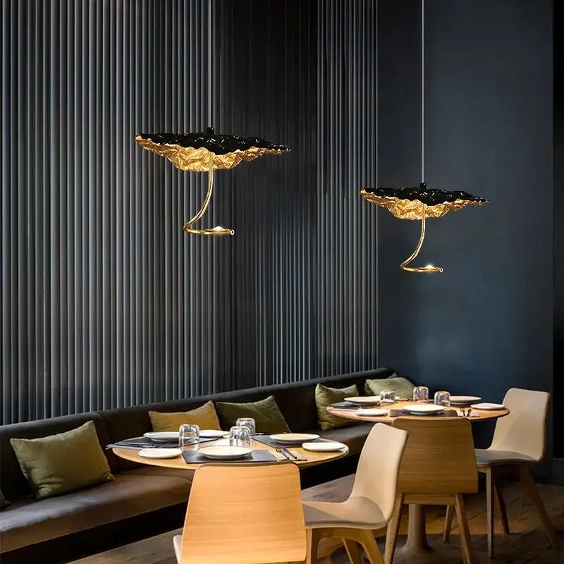 Suspension artistique feuilles sculptées noir doré élégant