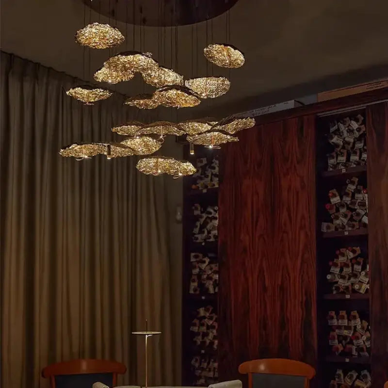 Suspension artistique feuilles sculptées noir doré élégant