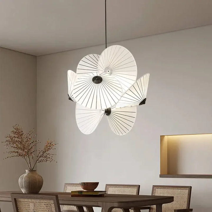 Suspension Design Blanche En Tissu Forme Éventail Élégante