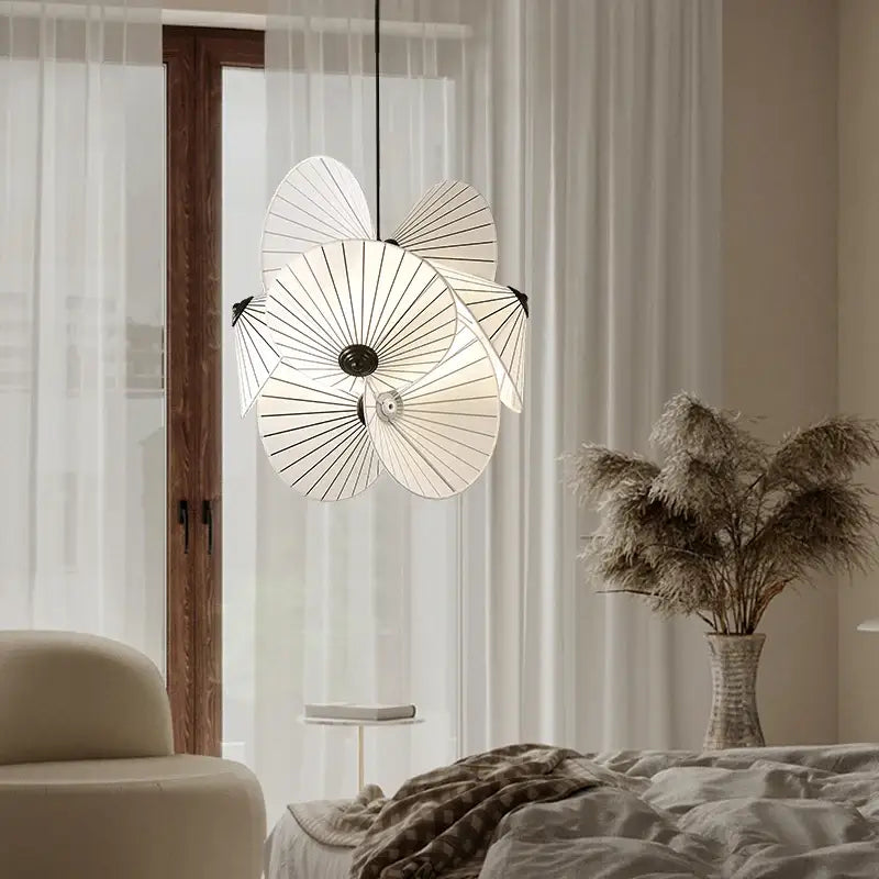 Suspension Design Blanche En Tissu Forme Éventail Élégante