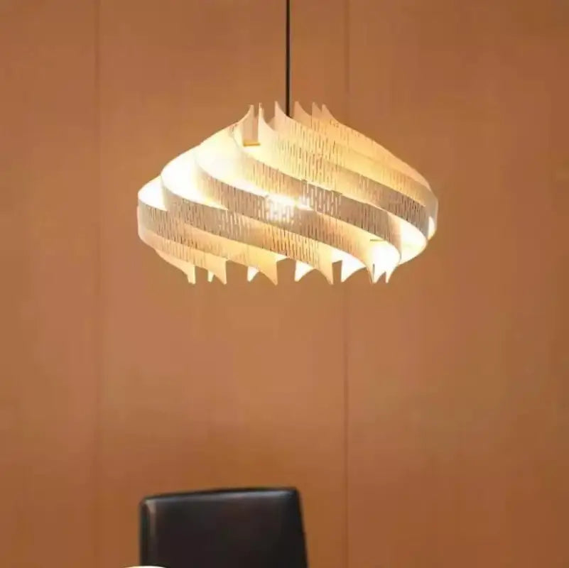 Suspension design en bois pour une lumière douce et élégante