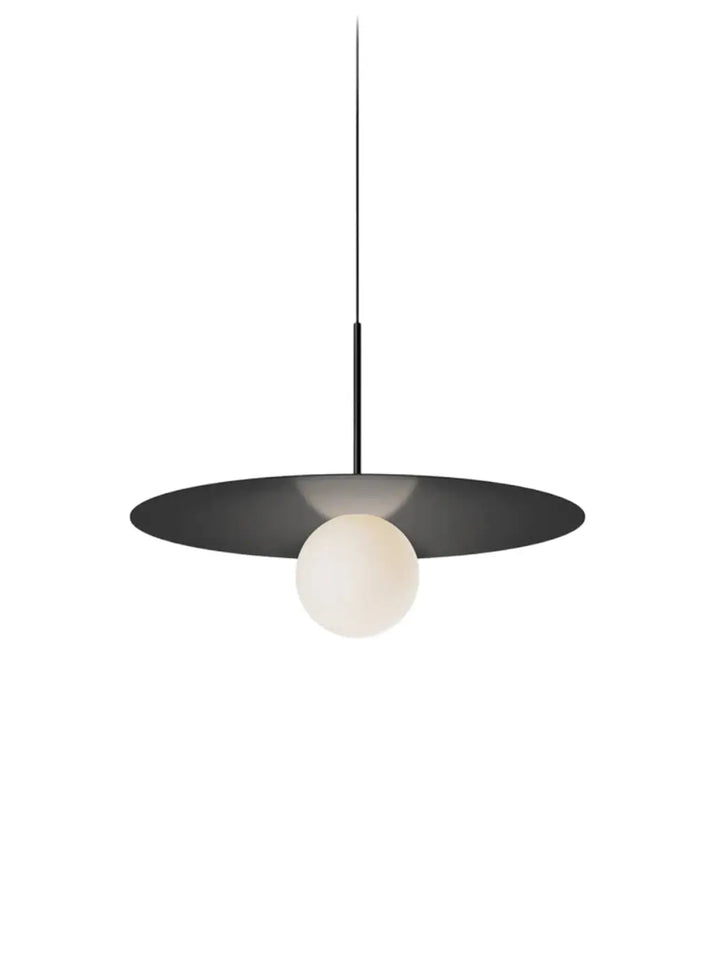 Suspension Bola Disc noire, disque de 56 cm et globe en verre opale