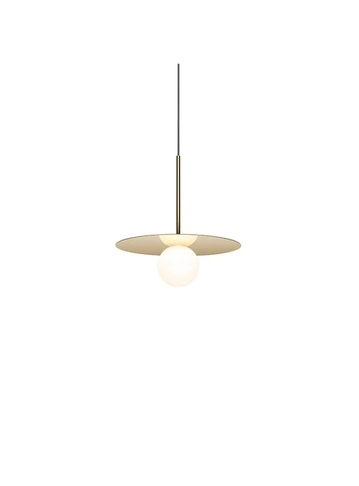 Suspension Bola Disc dorée, disque de 30 cm et globe en verre opale