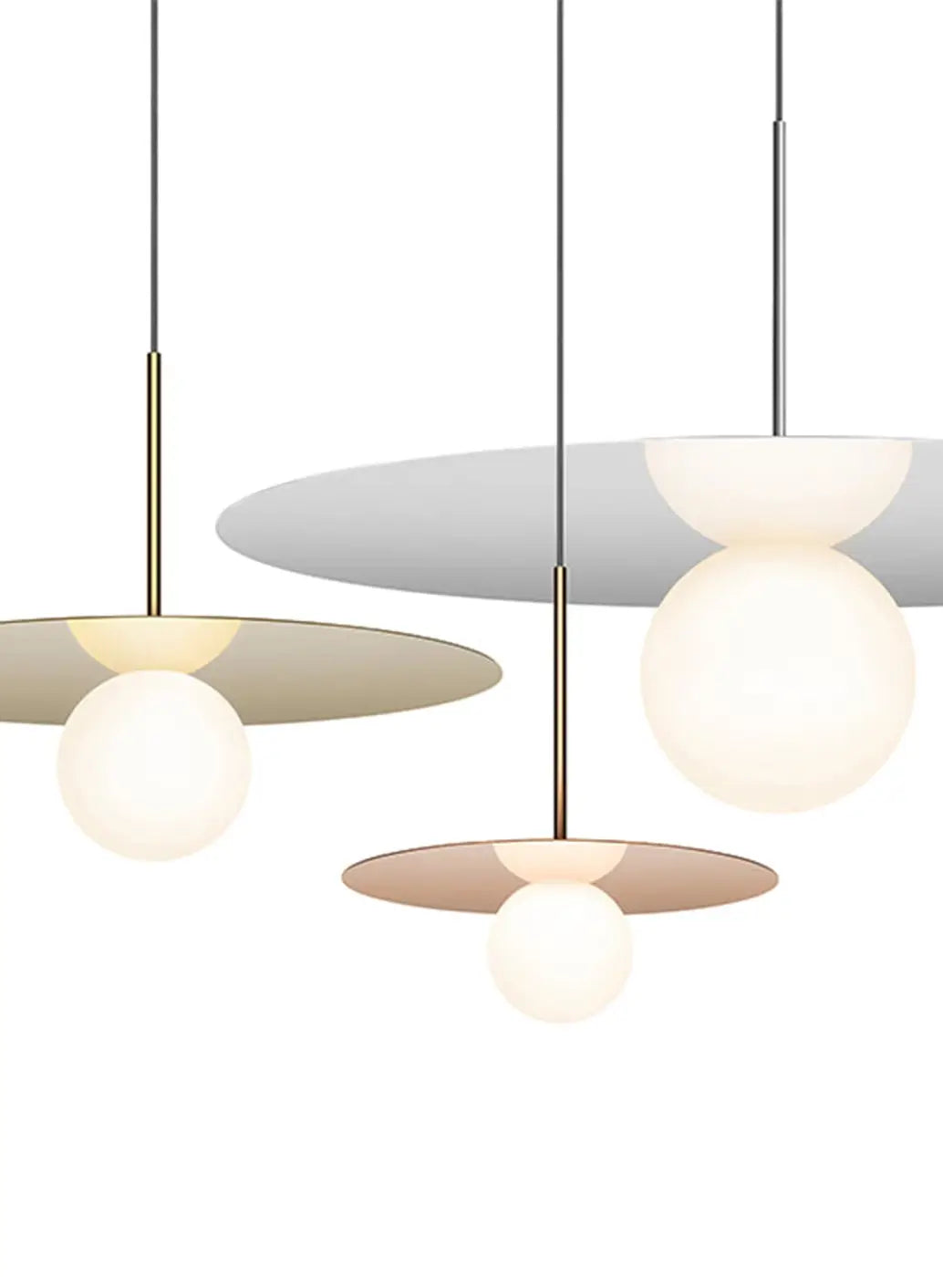 Suspension Bola Disc argentée, disque de 81 cm et globe en verre opale