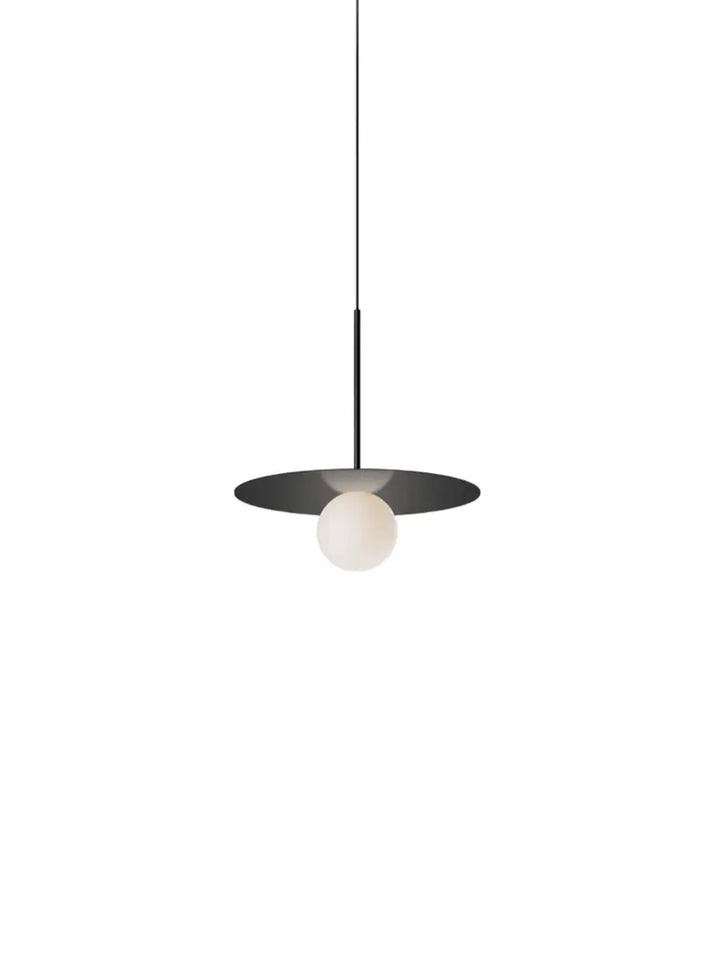 Suspension Bola Disc noire, disque de 30 cm et globe en verre opale