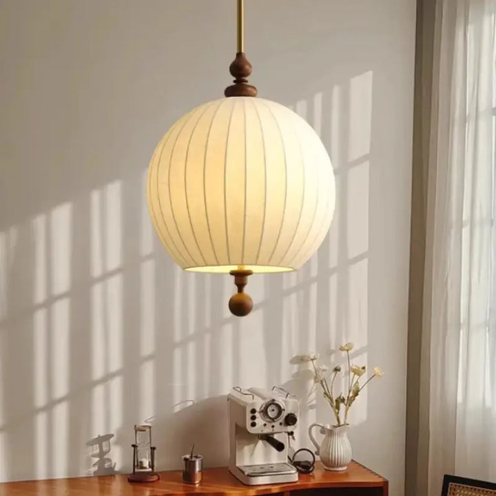 Suspension Design Boule Blanche Tissu Et Bois Élégance Vintage

