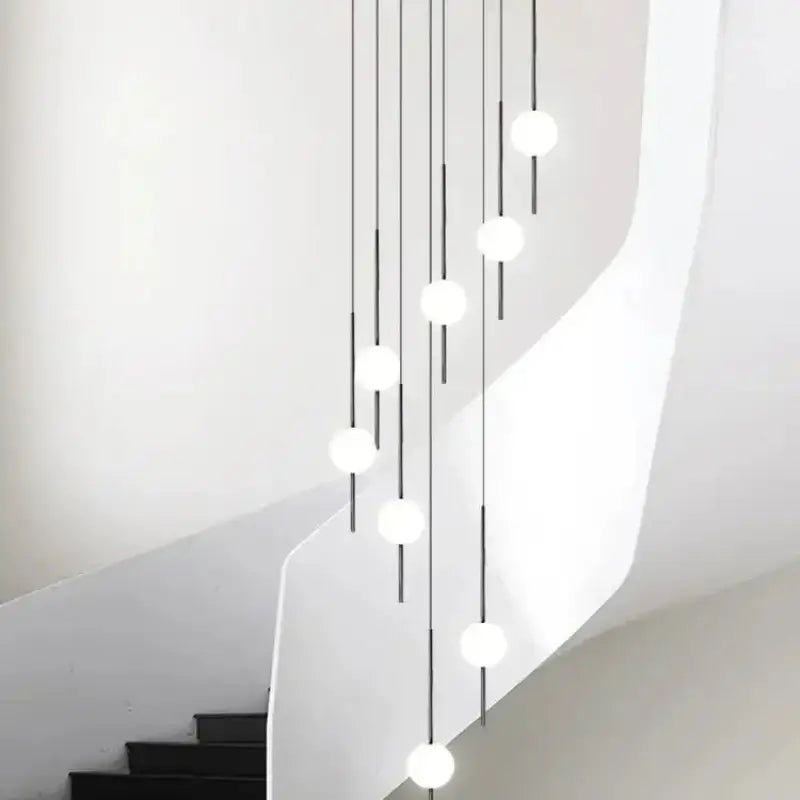 Suspension Design En Cascade Avec Boules Blanches Élégantes

