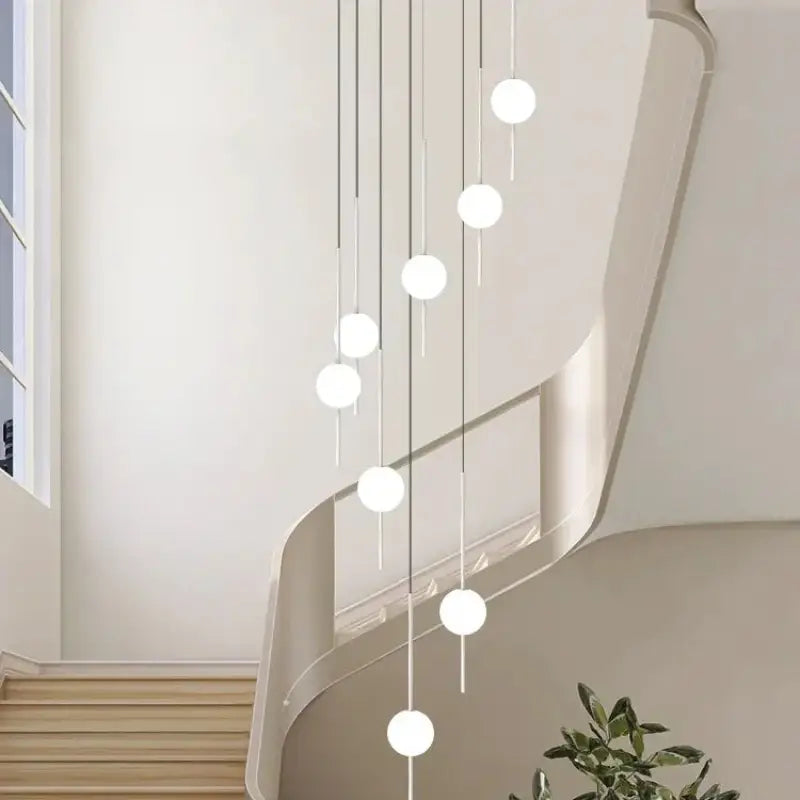 Suspension Design En Cascade Avec Boules Blanches Élégantes
