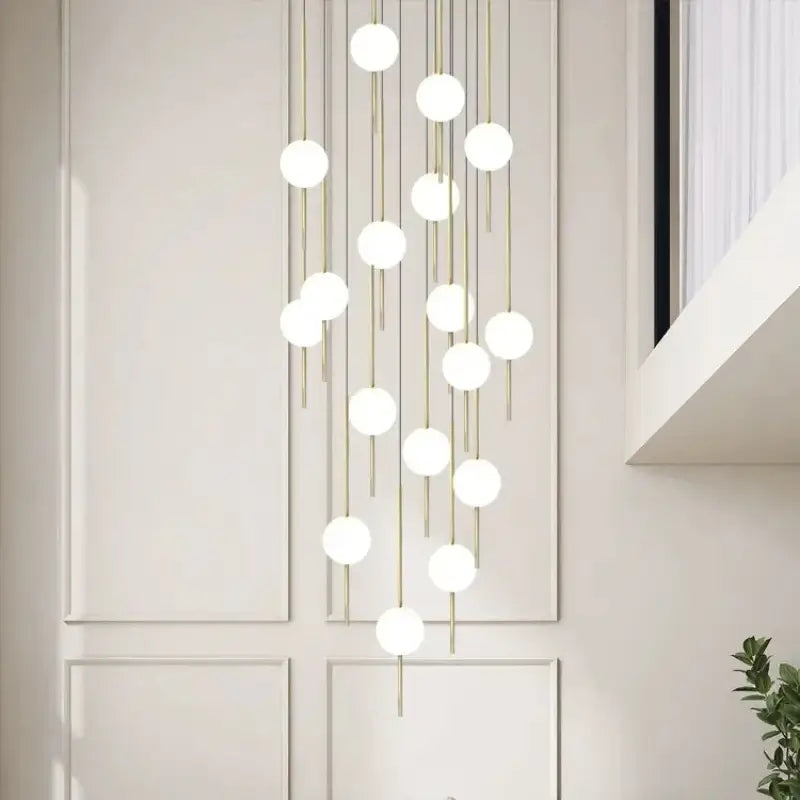 Suspension Design En Cascade Avec Boules Blanches Élégantes

