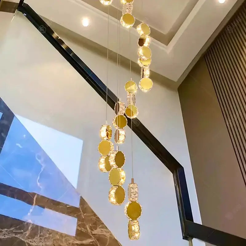 Suspension Design En Cascade Avec Boules Dorées Élégantes

