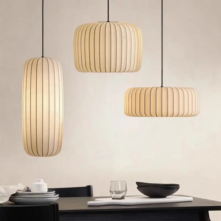 Suspension contemporaine en tissu plissé beige élégante