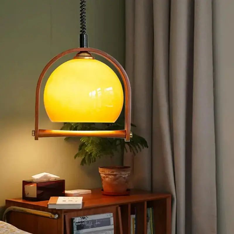 Suspension Design Demi Sphère Jaune Ambre Et Métal Style Élégant