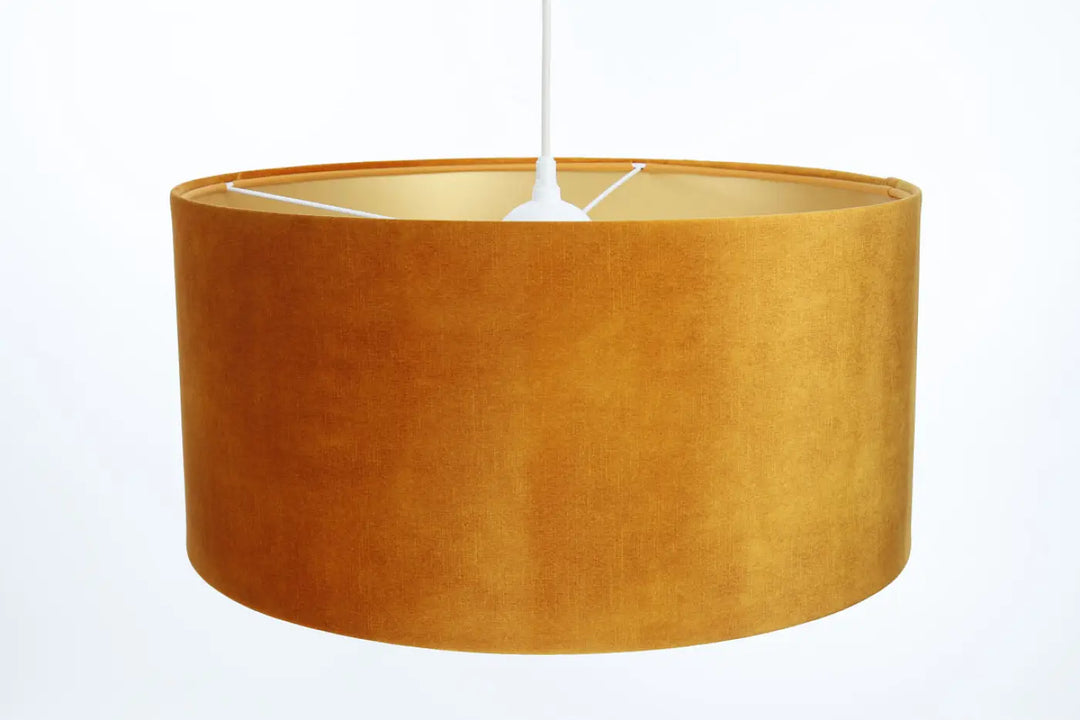 Suspension luminaire vintage glamour abat-jour textile cylindrique jaune miel en velours avec suspension design dorée en matières naturelles