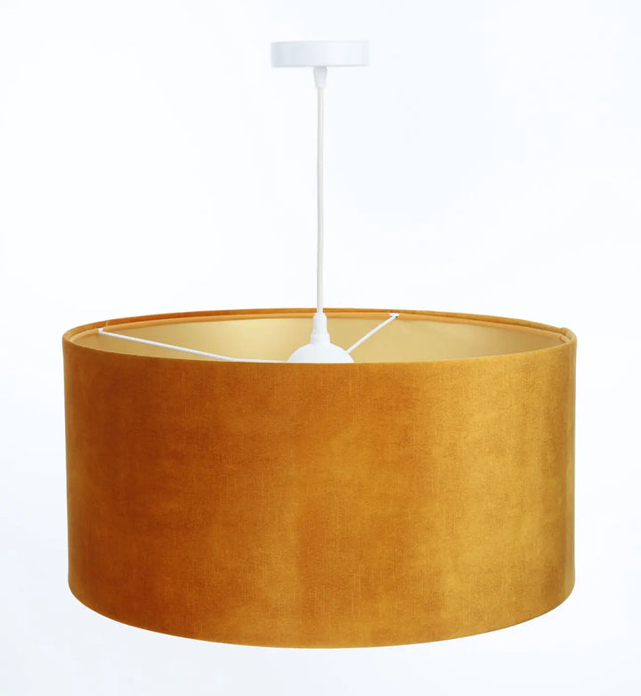 Suspension design dorée avec abat-jour textile cylindrique jaune miel en velours matière naturelle élégante