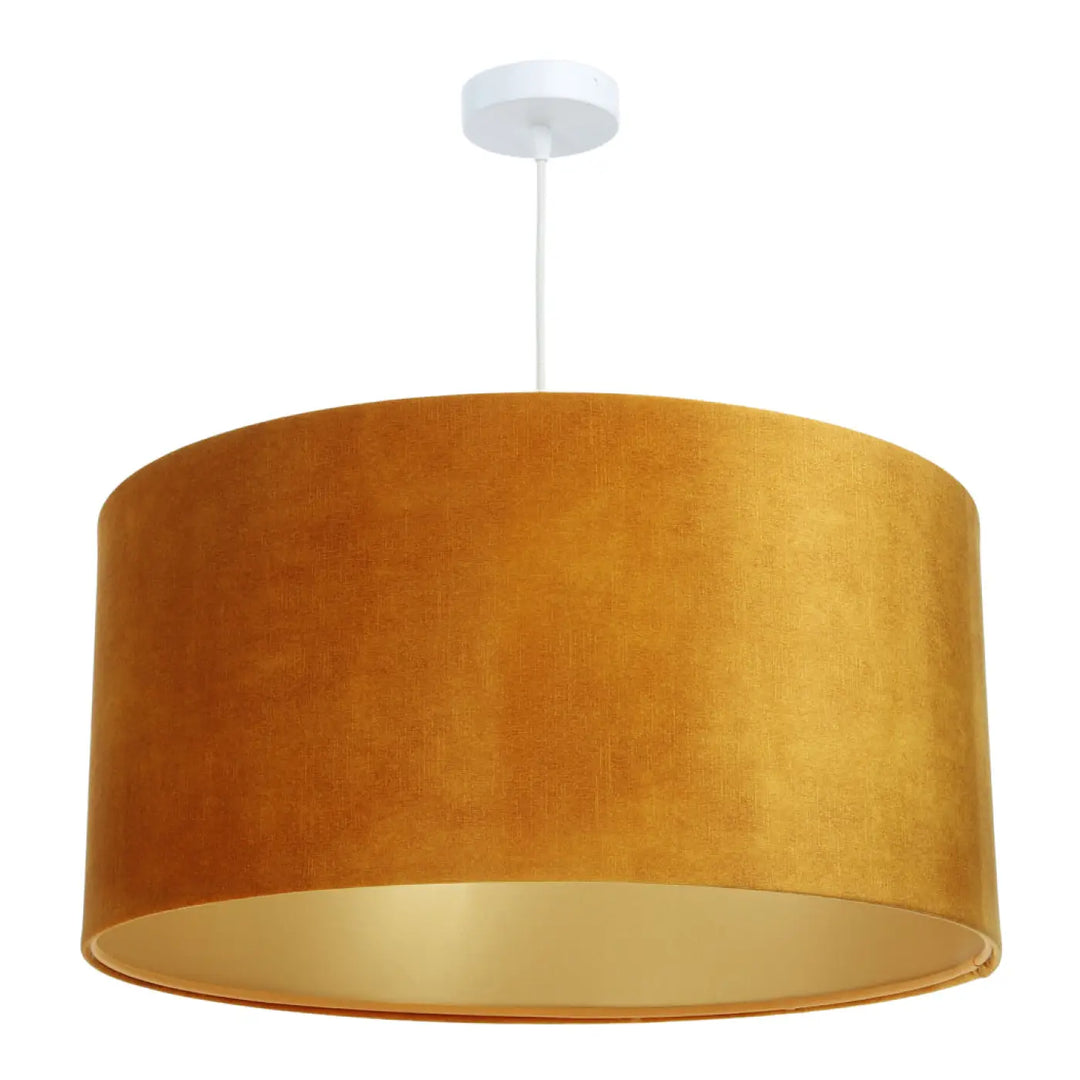 Suspension design dorée vintage glamour en velours jaune miel avec abat-jour textile et matières naturelles