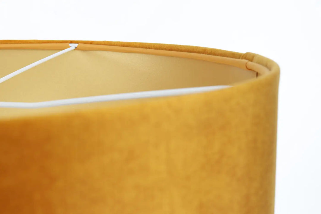 Abat-jour textile suspension design dorée en velours jaune miel avec surface douce et bordure blanche intérieure