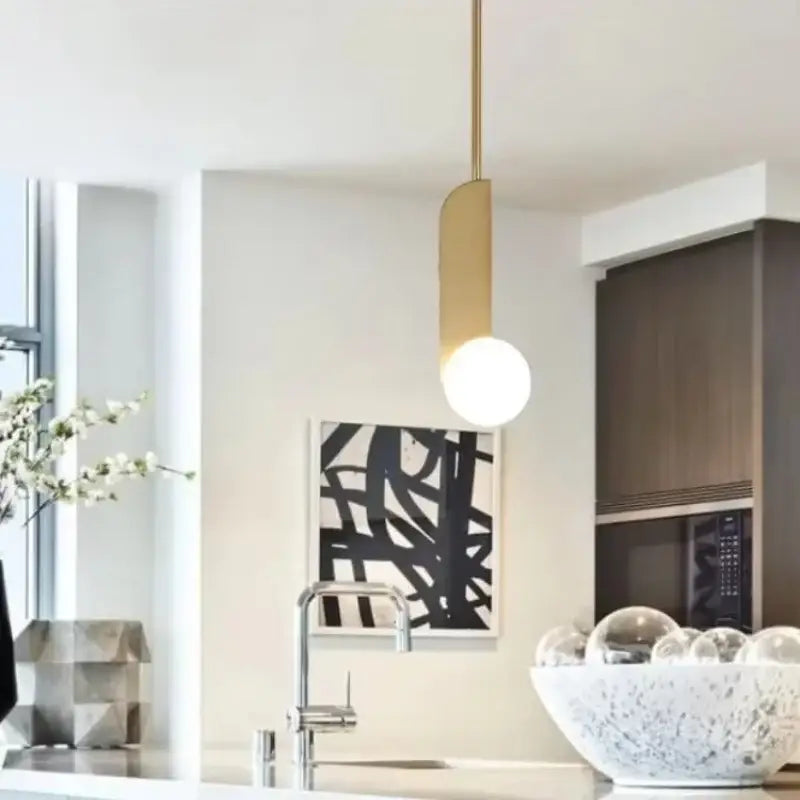 Suspension design dorée minimaliste avec boule en verre