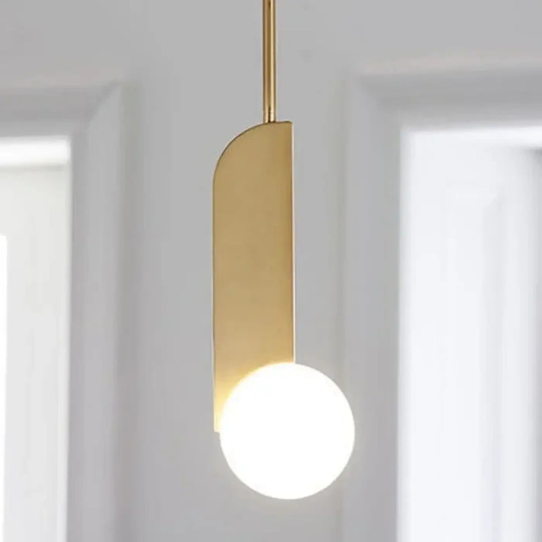 Suspension design dorée minimaliste avec boule en verre