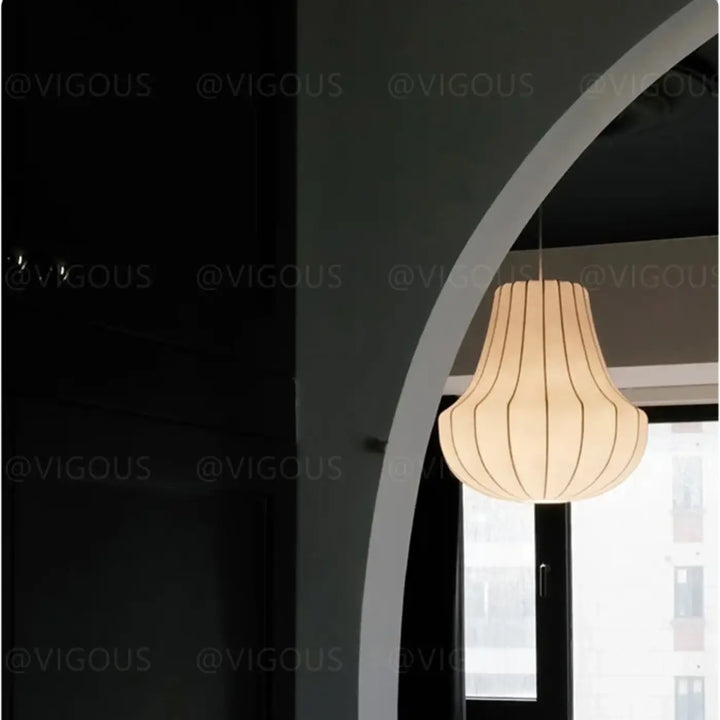 Suspension design élégante en tissu et métal sculpté