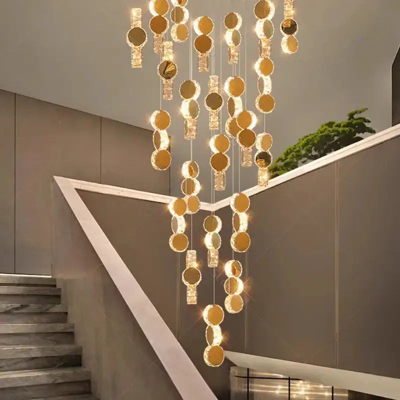 Suspension Design En Cascade Avec Boules Dorées Élégantes

