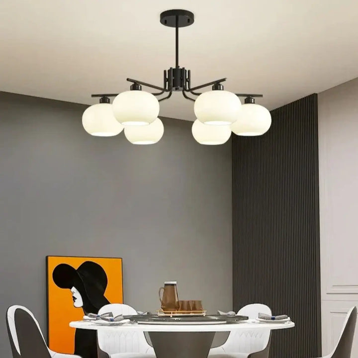 Suspension design avec globes en verre opale élégante