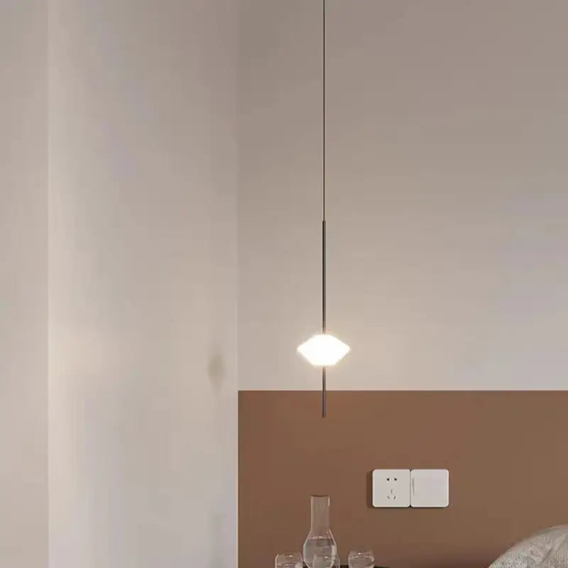 Suspension Design Minimaliste Blanche Avec Câble Élégance