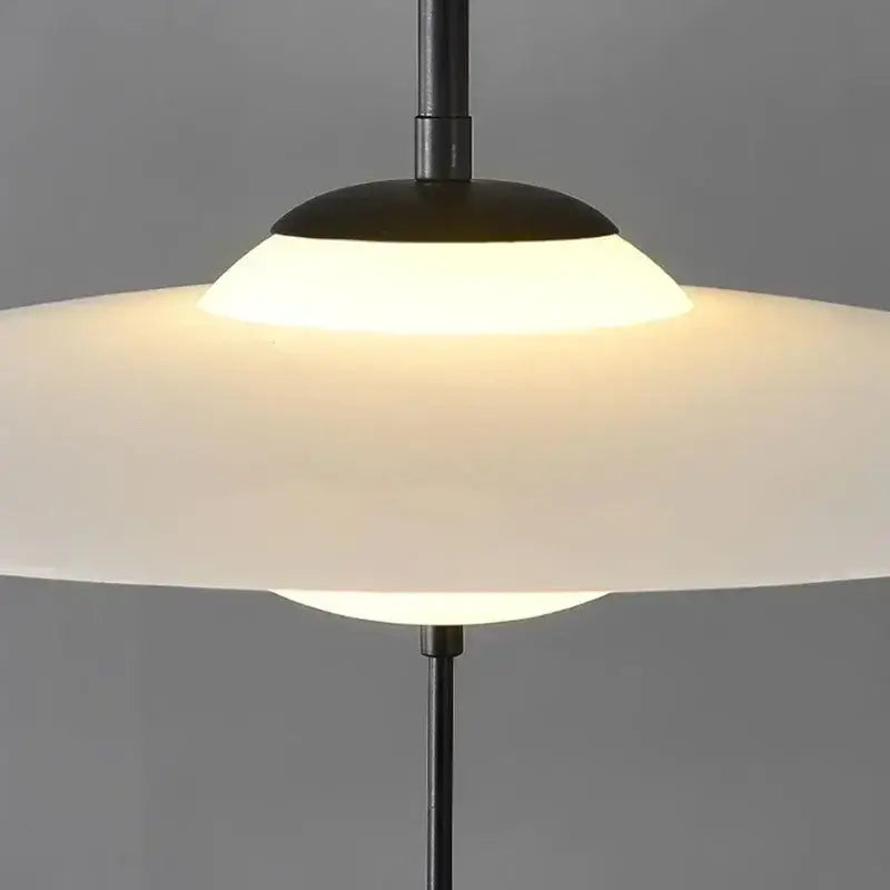 Suspension design minimaliste disque blanc et tige noire moderne