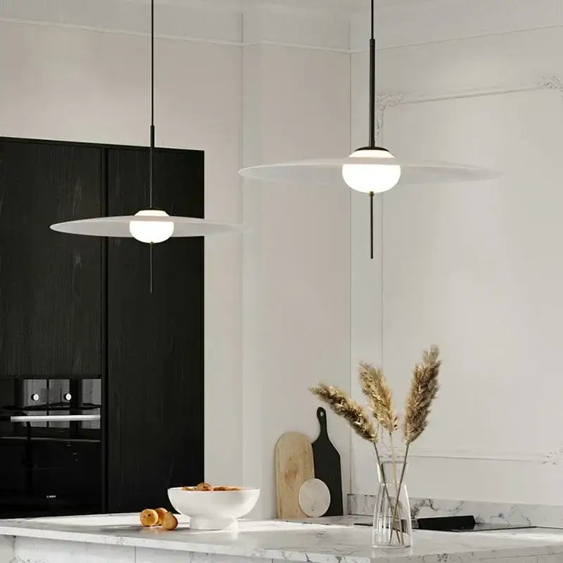 Suspension design minimaliste disque blanc et tige noire moderne