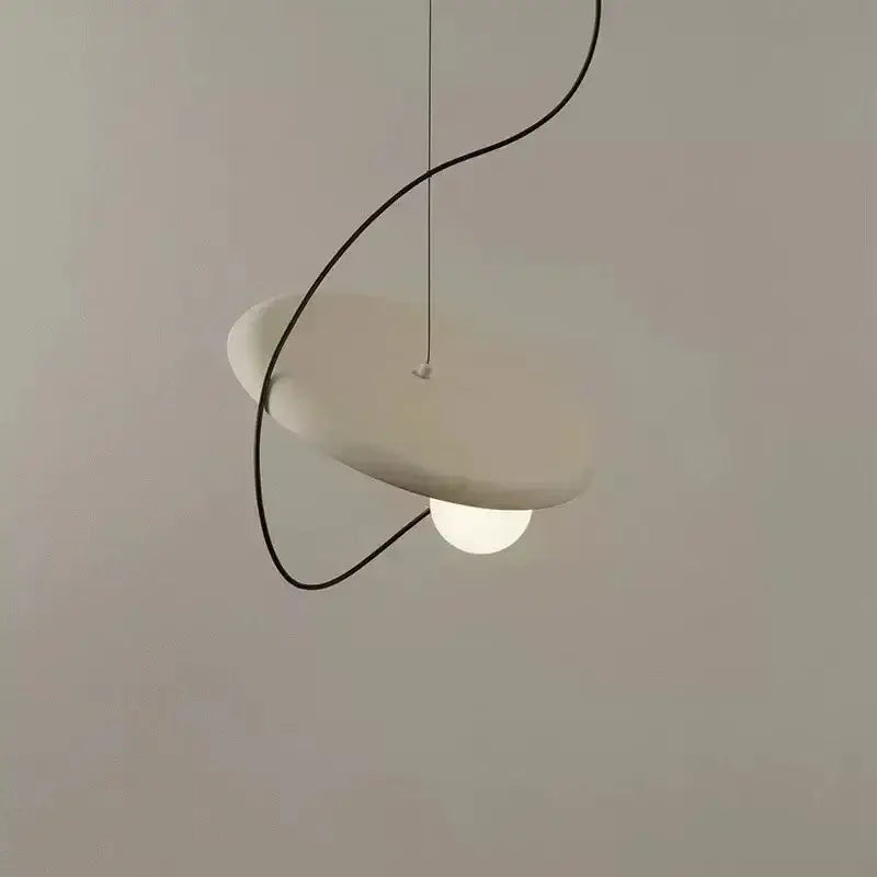 Suspension design moderne avec abat-jour rond et boule lumineuse

