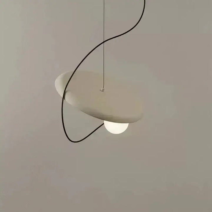 Suspension design moderne avec abat-jour rond et boule lumineuse


