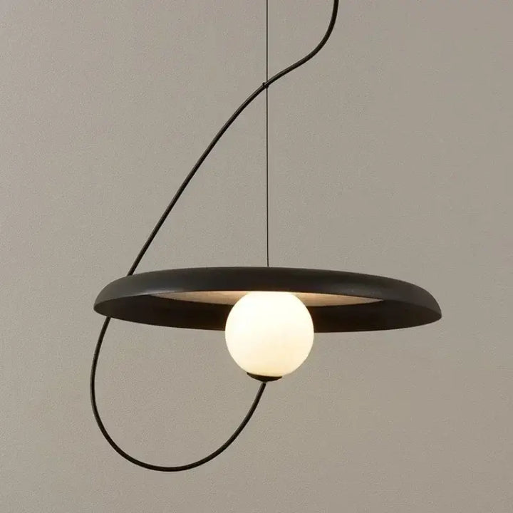 Suspension design moderne avec abat-jour rond et boule lumineuse

