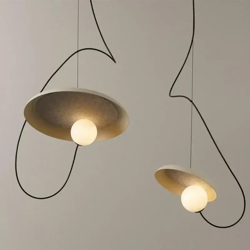 Suspension design moderne avec abat-jour rond et boule lumineuse

