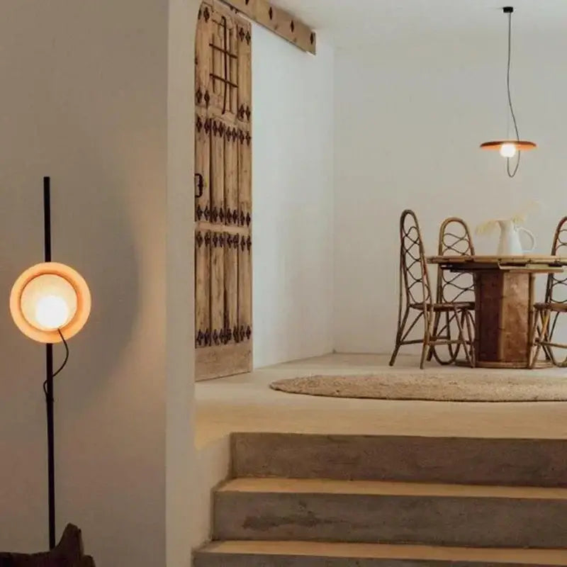 Suspension design moderne avec abat-jour rond et boule lumineuse

