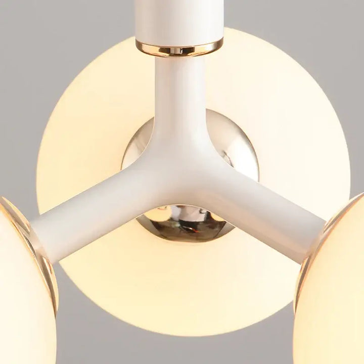 Suspension design moderne avec trois globes en verre opalin