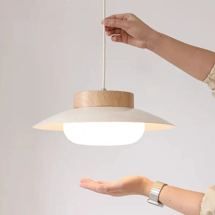 Suspension design moderne en bois et verre opalin pour éclairage doux

